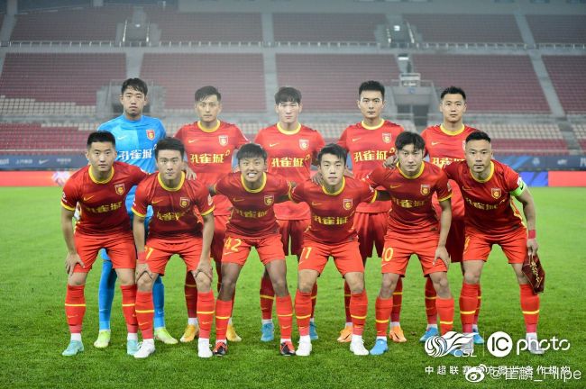 萧常坤心情也是极好，连忙掏出车钥匙，按下解锁键，随后便拉开副驾驶的车门，对马岚殷勤的说道：来来来，你请坐，让你看看什么叫劳斯莱斯星空顶。